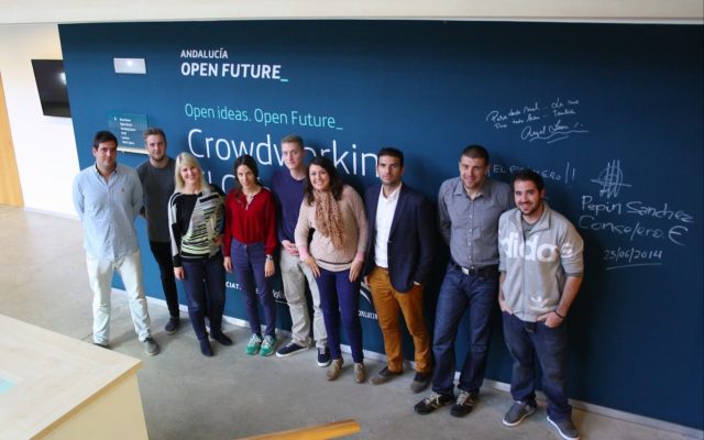 Daniel Sánchez, CEO y fundador de Eurasmus.com (tercero por la derecha) y el resto del equipo de la startup