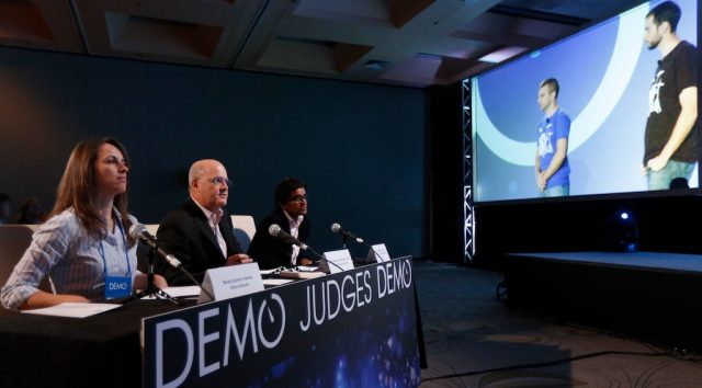 Jueces dando feedback a una startup - capacidades esenciales en una startup - capacidad de escucha